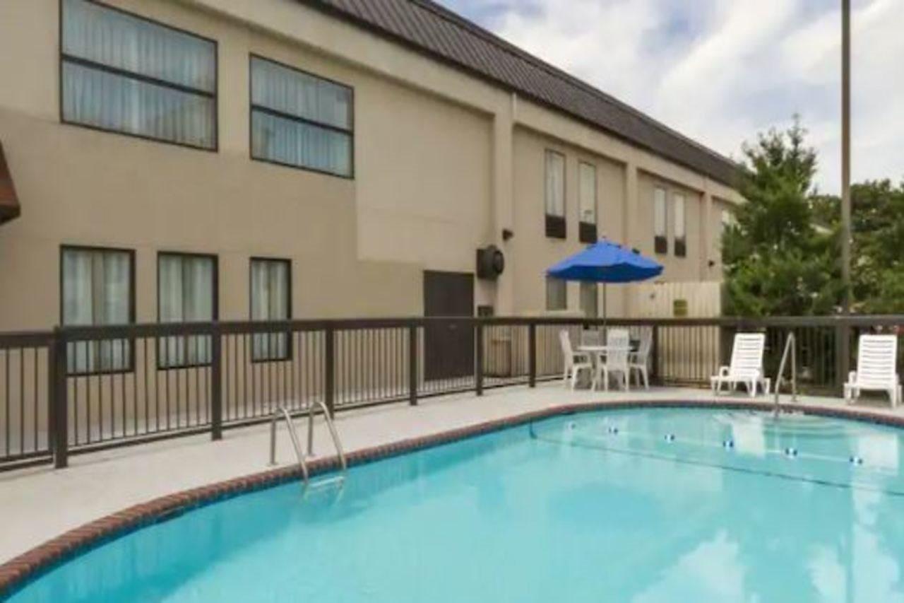 Hampton Inn Форрест-Сити Экстерьер фото