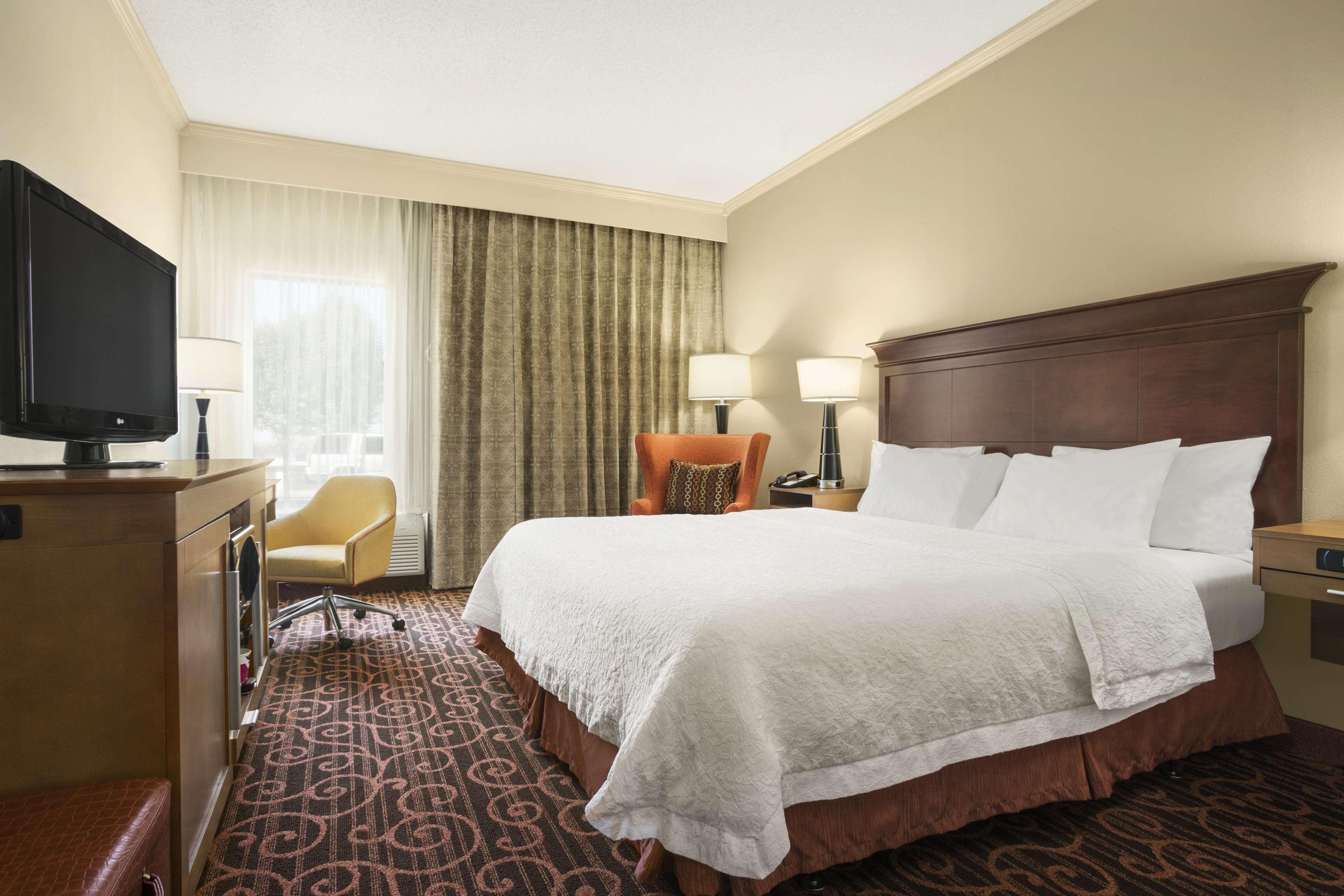 Hampton Inn Форрест-Сити Экстерьер фото