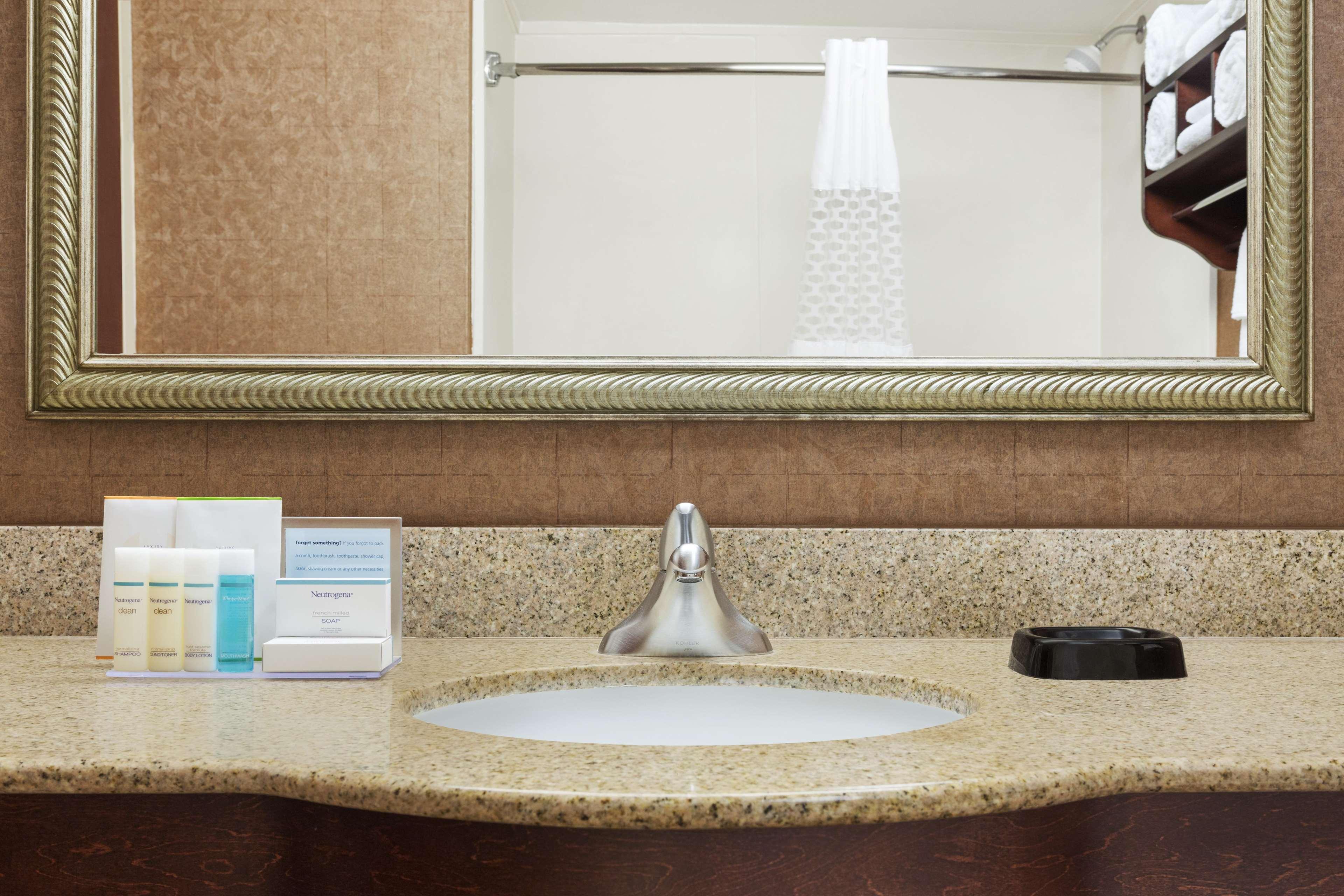 Hampton Inn Форрест-Сити Экстерьер фото