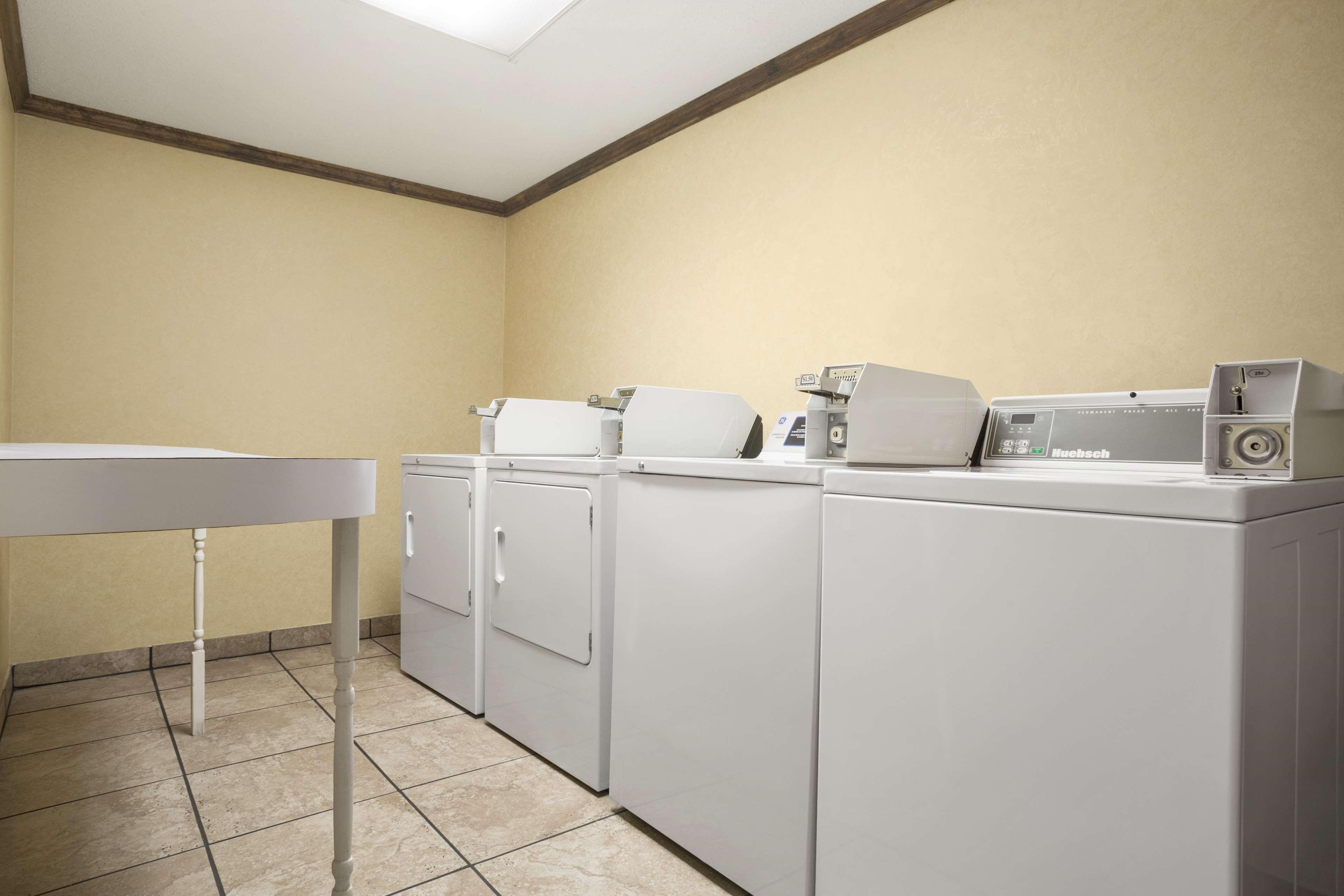 Hampton Inn Форрест-Сити Экстерьер фото