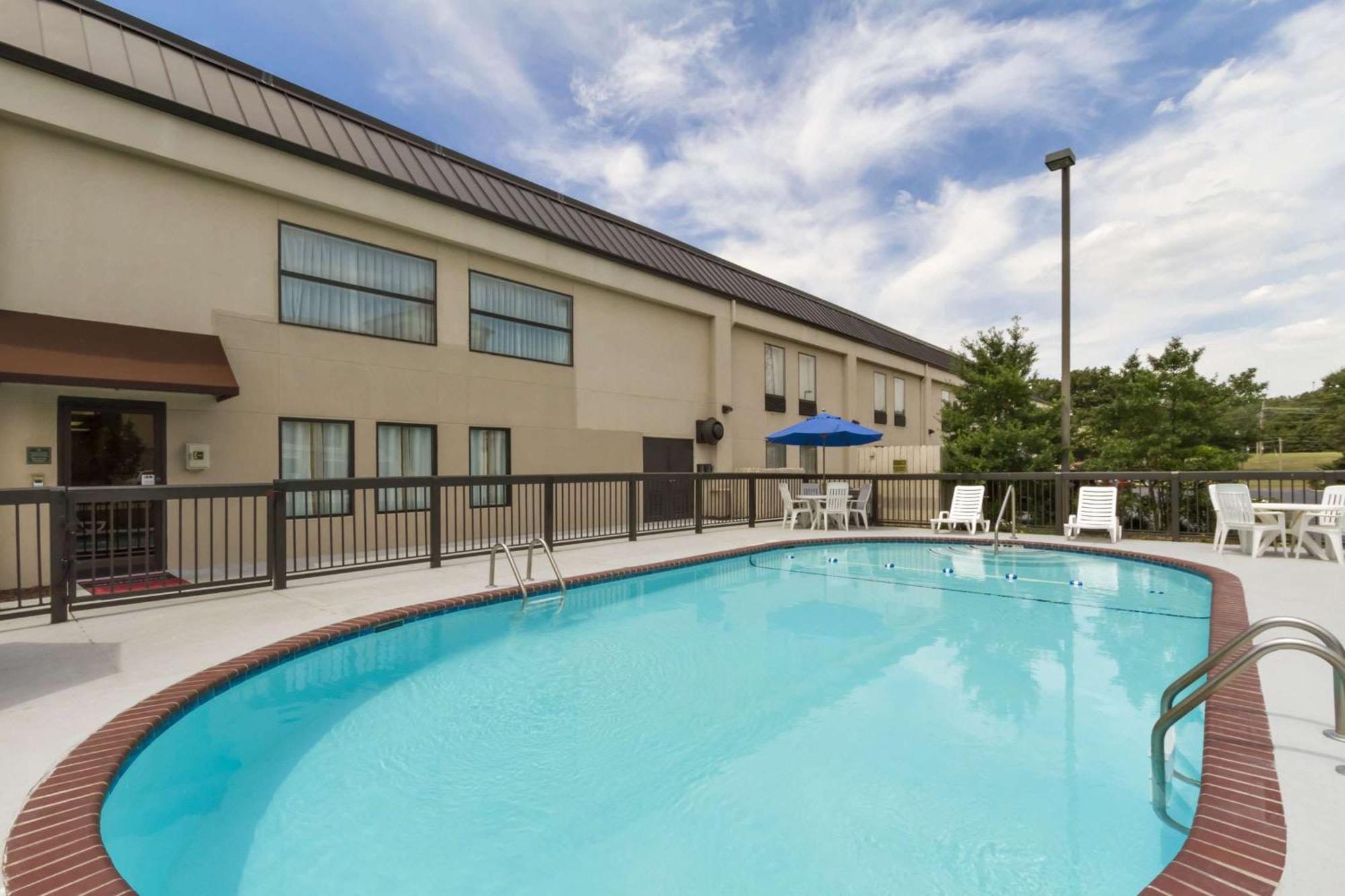 Hampton Inn Форрест-Сити Экстерьер фото