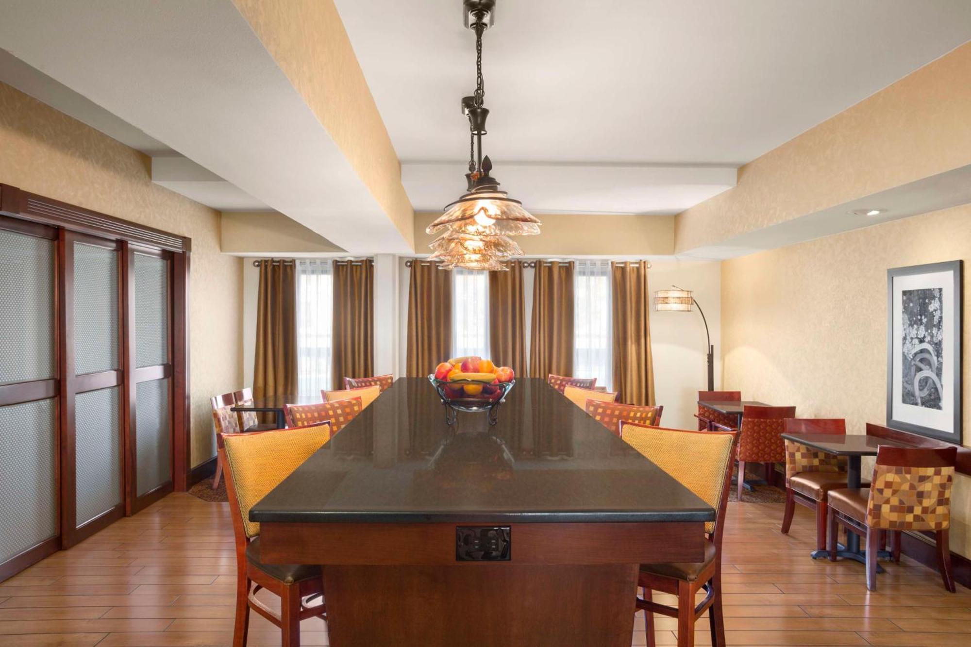 Hampton Inn Форрест-Сити Экстерьер фото