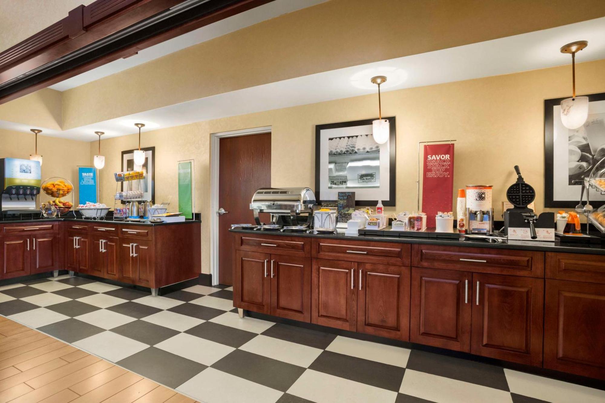 Hampton Inn Форрест-Сити Экстерьер фото