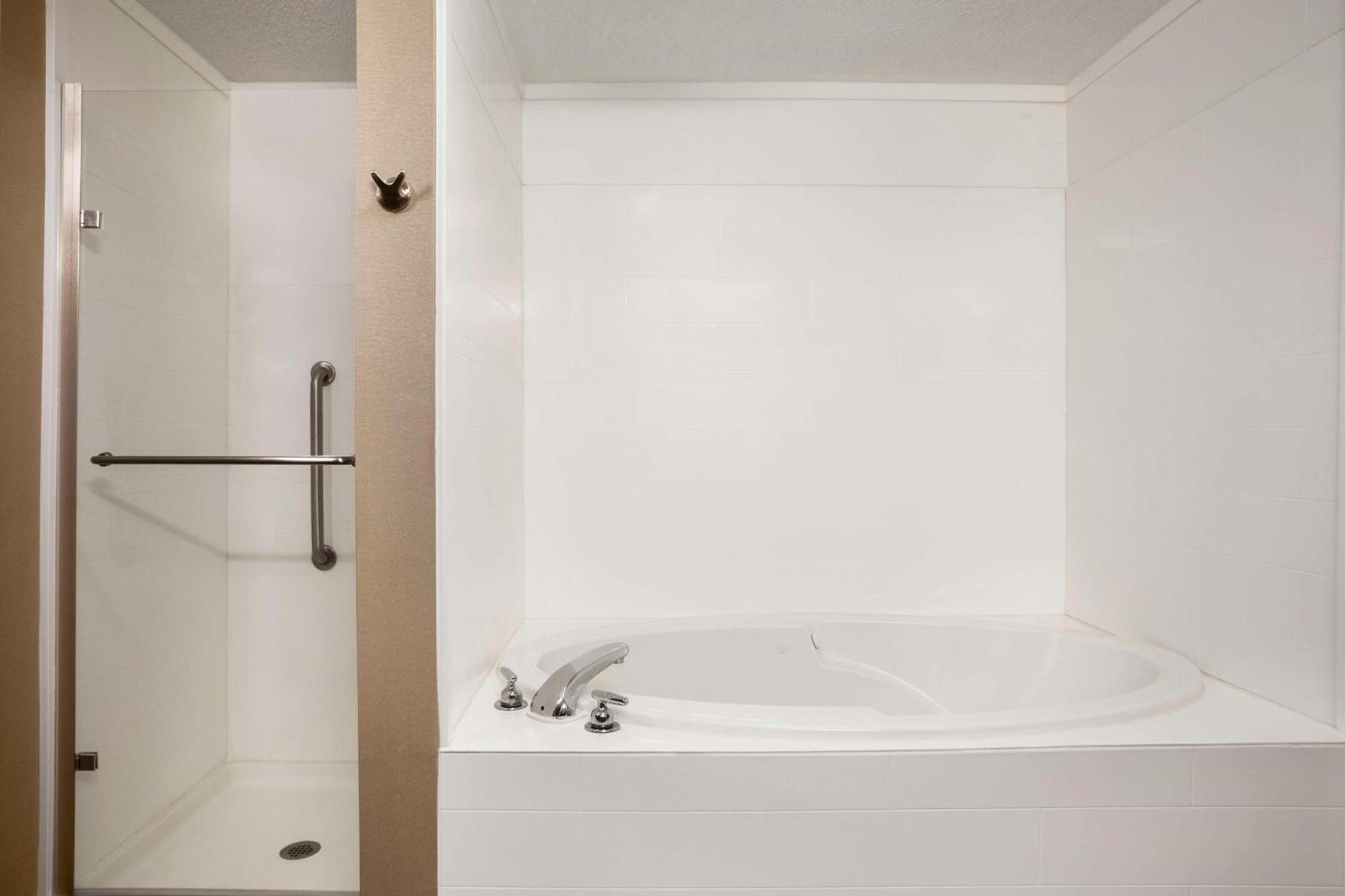 Hampton Inn Форрест-Сити Экстерьер фото